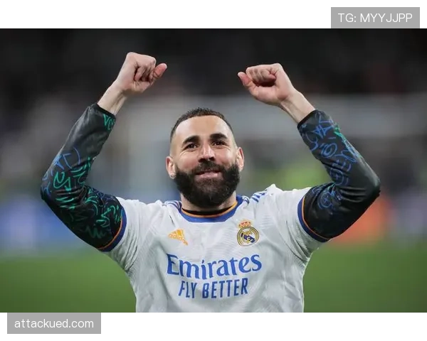 本泽马与伊布：全能型前锋与支点型中锋的技术特点与战术角色差异分析