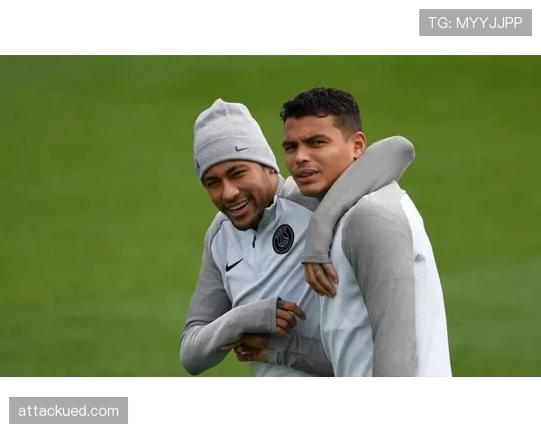 内马尔训练场边开香槟，那普通教练眼神亮了又暗了