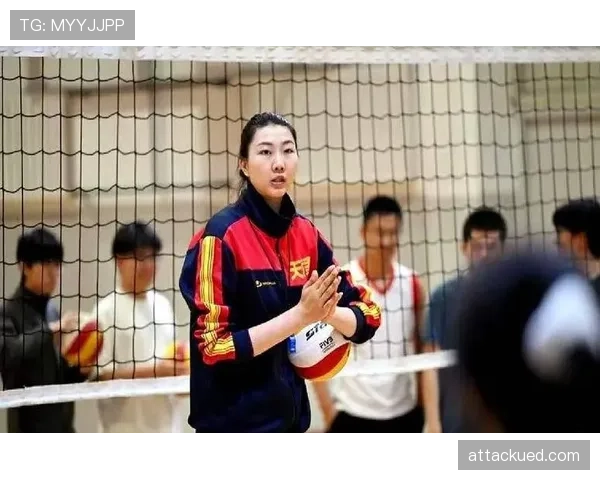 袁心玥私下穿拖鞋逛超市，队友说她衣柜里全是高定